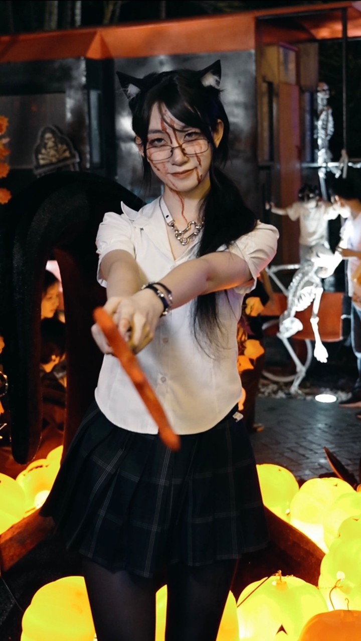Trick or Treat! SmallRig's Halloween glam!"Such a delightful sight! I am tempt...