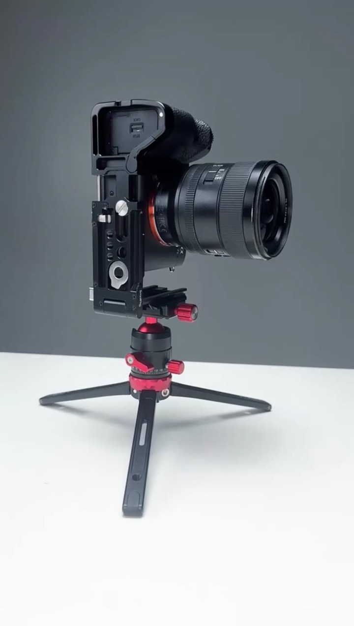 Capture vertical and horizontal shots anytime, anywhere.Thanks to its foldable...