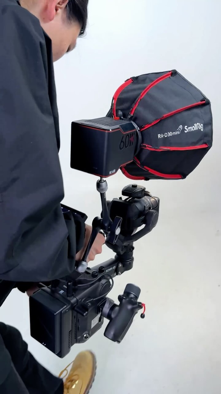 Montieren Sie einen RC 60B auf dem DJI Ronin 4D-8K für filmische Kreationen. Ausgestattet mit einem In...