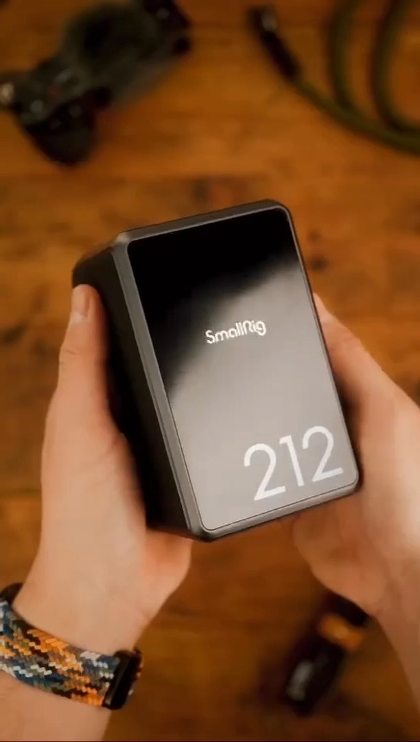 #UNBOXING: SmallRig x Caleb Pike VB212 Mini V-Mount BatteryA masterclass in de...