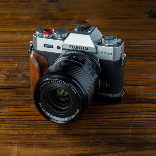 Smallrig Plaque de montage en L avec poignée en bois pour FUJIFILM X-T30 / X-T30 II / X-T30 III (Noir) 5666 5 Smallrig Plaque de montage en L avec poignée en bois pour FUJIFILM X-T30 / X-T30 II / X-T30 III (Noir) 5666